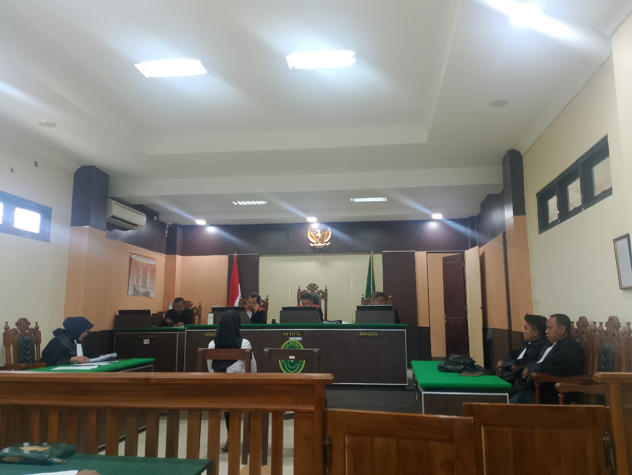 VONIS: Terdakwa Syamsiyah mengikuti sidang putusan di PN Sampang, &nbsp;Rabu (24/9).&nbsp;
