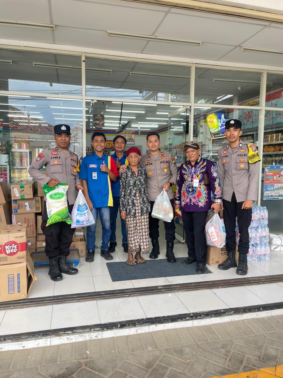 PEDULI SESAMA: Kapolsek Lenteng Iptu Dovie Eudy Zendy berfoto bersama setelah memberikan bantuan kepada lansia dan duafa.