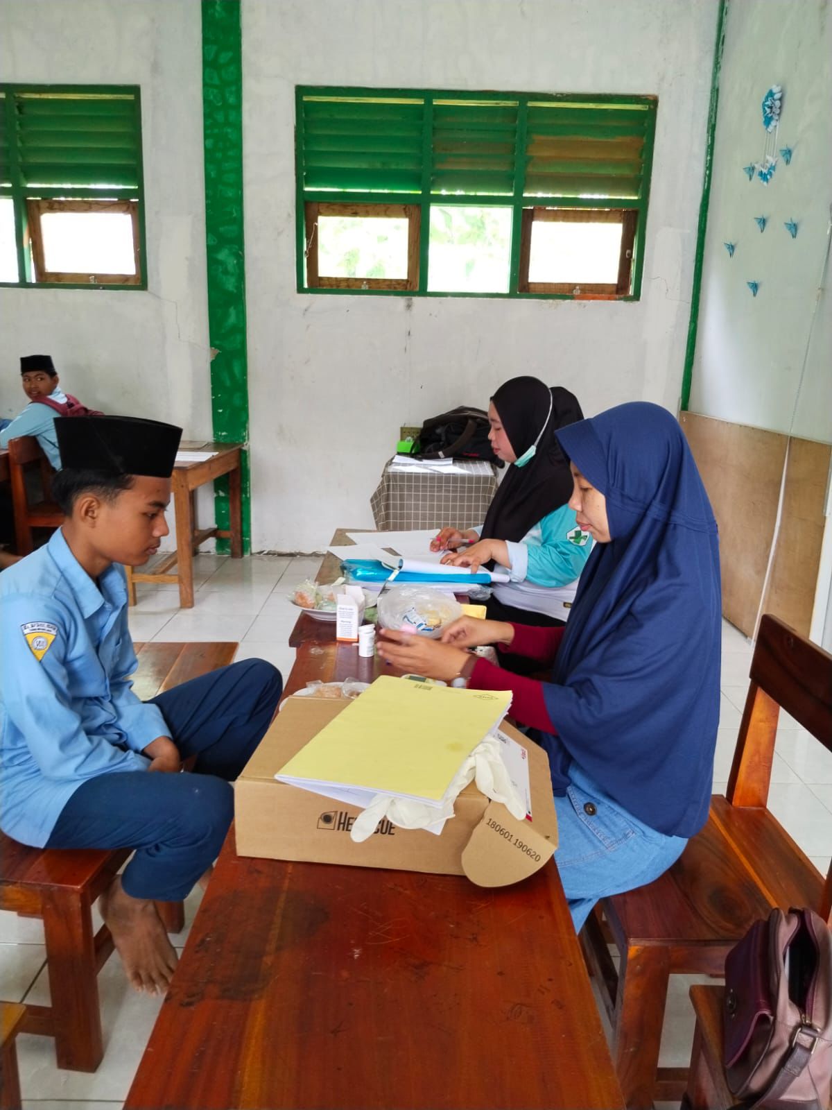 Petugas Puskesmas Tanah Merah saat melakukan Cek Kesehatan Gratis (CKG) terhadap siswa