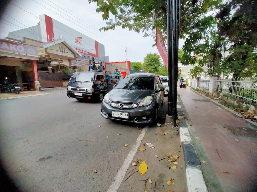 TIDAK CAPAI TARGET: Kendaraan roda empat diparkir di Jalan KH. Moh. Kholil Bangkalan Senin (8/12).&nbsp;