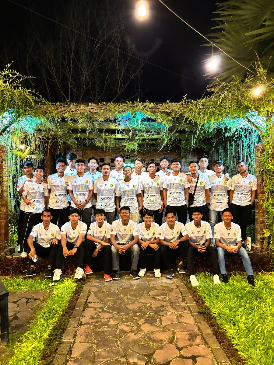 ORANG PILIHAN: Para pemain Perssu MC berfoto bersama usai penandatanganan kontrak di salah satu kafe di Desa Kolor, Kecamatan Kota Sumenep, pada Senin (8/12) malam.&nbsp;