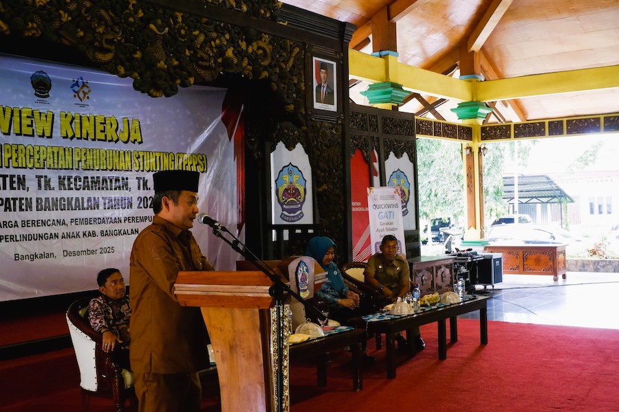 SERUKAN KOLABORASI: Wabup Bangkalan Moch. Fauzan Ja&rsquo;far menyampaikan sambutan dalam acara review kerja tim TPPPS di Pendopo Pratanu.&nbsp;