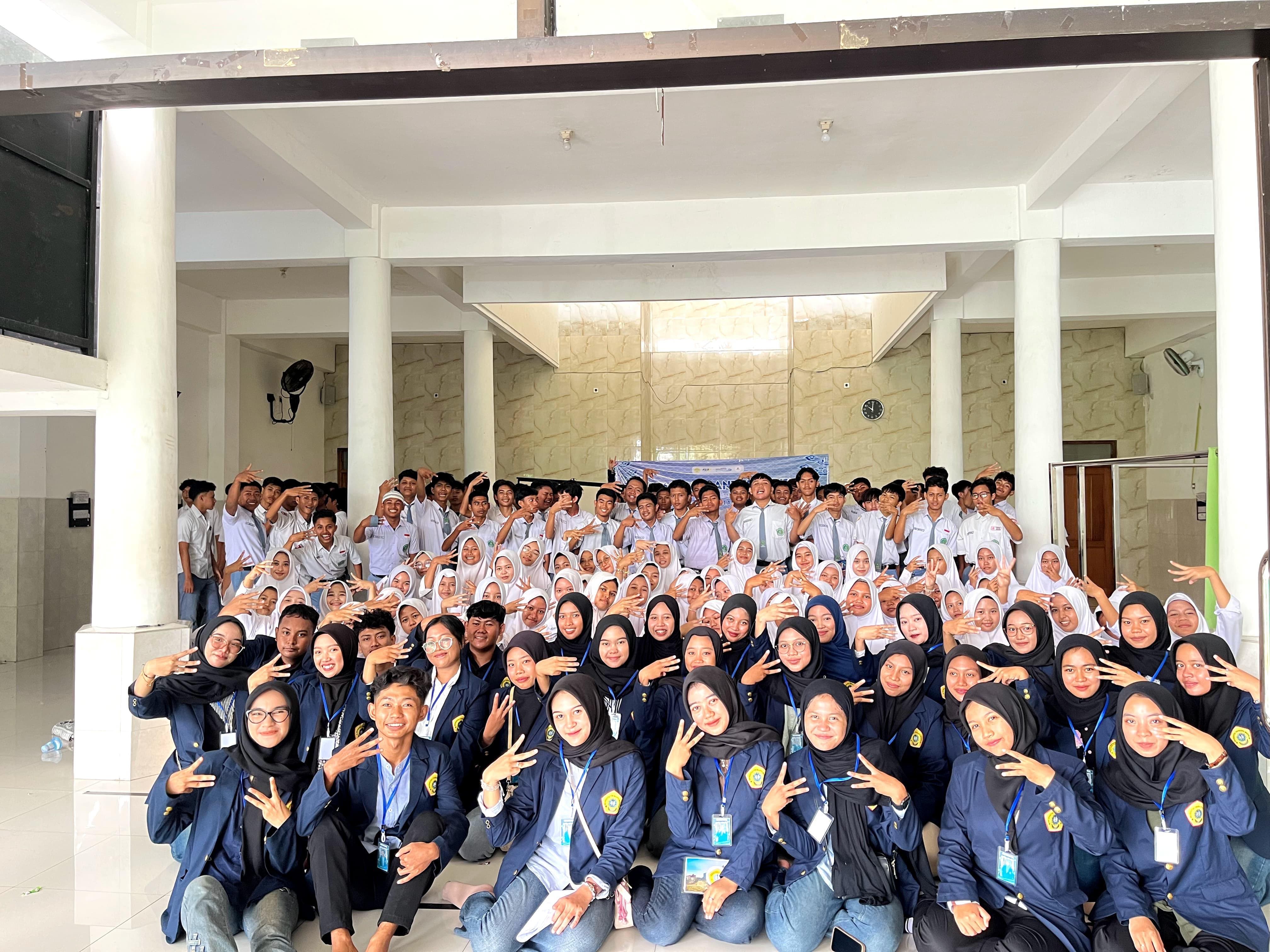 SEMANGAT: Mahasiswa UTM foto bersama siswa-siswi MAN Bangkalan usai menggelar sosialisasi pencegahan bullying, Selasa (9/12).