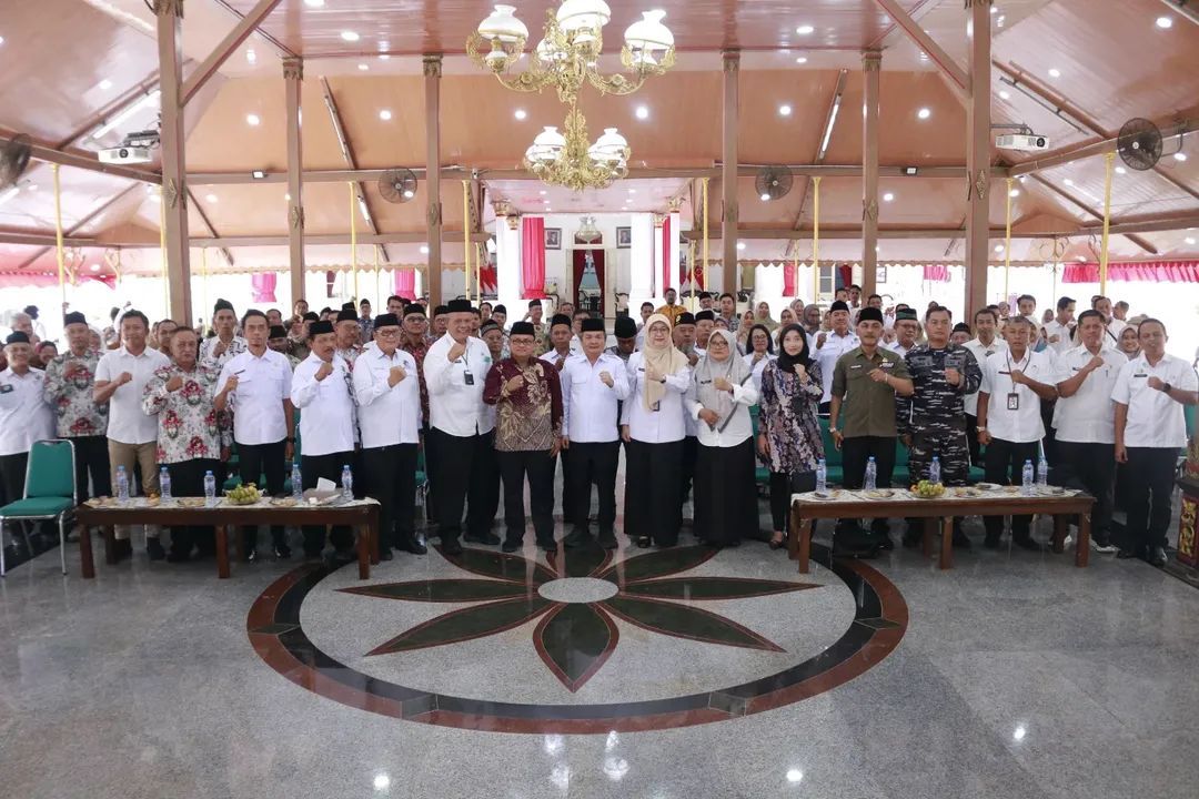 SIAP BERKOLABORASI: Wabup Bangkalan Moch. Fauzan Ja&rsquo;far berfoto bersama peserta pembukaan musda Dekopinda di Pendopo Agung kemarin.&nbsp;