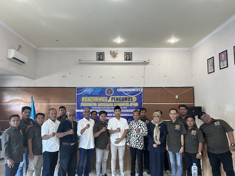KHIDMAT: Wakil Ketua PWI Jatim Mahmud Suhermono (kiri) menyerahkan pataka kepada Ketua PWI Bangkalan Mahmud Ismail (kanan) saat pelantikan kemarin.&nbsp;
