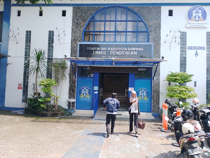 DIUSUT KEJARI: Warga tengah berada di area halaman kantor Dispendik Sampang kemarin.