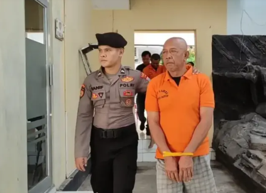 Mbah Tarman dibawa dari Sel Tahanan Polres Pacitan, Rabu (10/12/2025). (Foto: beritajatim)