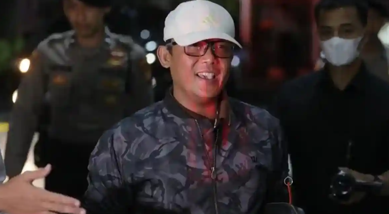 Bupati Lampung Tengah Ardito Wijaya tiba untuk menjalani pemeriksaan di Gedung Merah Putih KPK, Jakarta, Rabu (10/12/2025) malam.