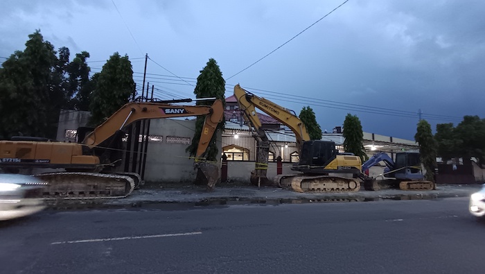 DISITA: Tiga unit ekskavator diamankan di Mapolres Bangkalan, Rabu (10/12).&nbsp;