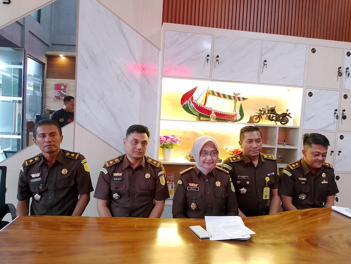 BERWIBAWA: Kajari Sampang Fadilah Helmi (berhijab) didampingi sejumlah anak buahnya saat jumpa pers memperingati Hakordia di kantornya pada Selasa (9/12).&nbsp;