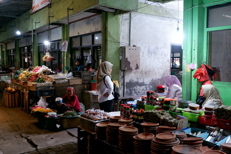 TRADISIONAL: Pedagang di Pasar Ki Lemah Duwur Bangkalan tengah menjajakan jualannya kemarin.&nbsp;