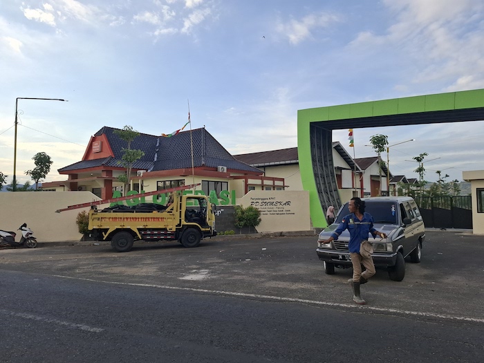 MEGAH: Warga melintas di depan gedung APHT di Kecamatan Guluk-Guluk, Sumenep, Senin (15/9).&nbsp;