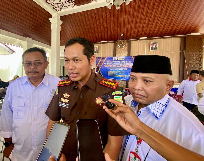 PERINGATAN KERAS: Kajari Pamekasan Anton Arifullah didampingi Inspektur Inspektorat Ach. Faisol dan Kepala DPMD Pamekasan Kusairi saat memberikan keterangan kepada awak media Rabu (10/12).&nbsp;