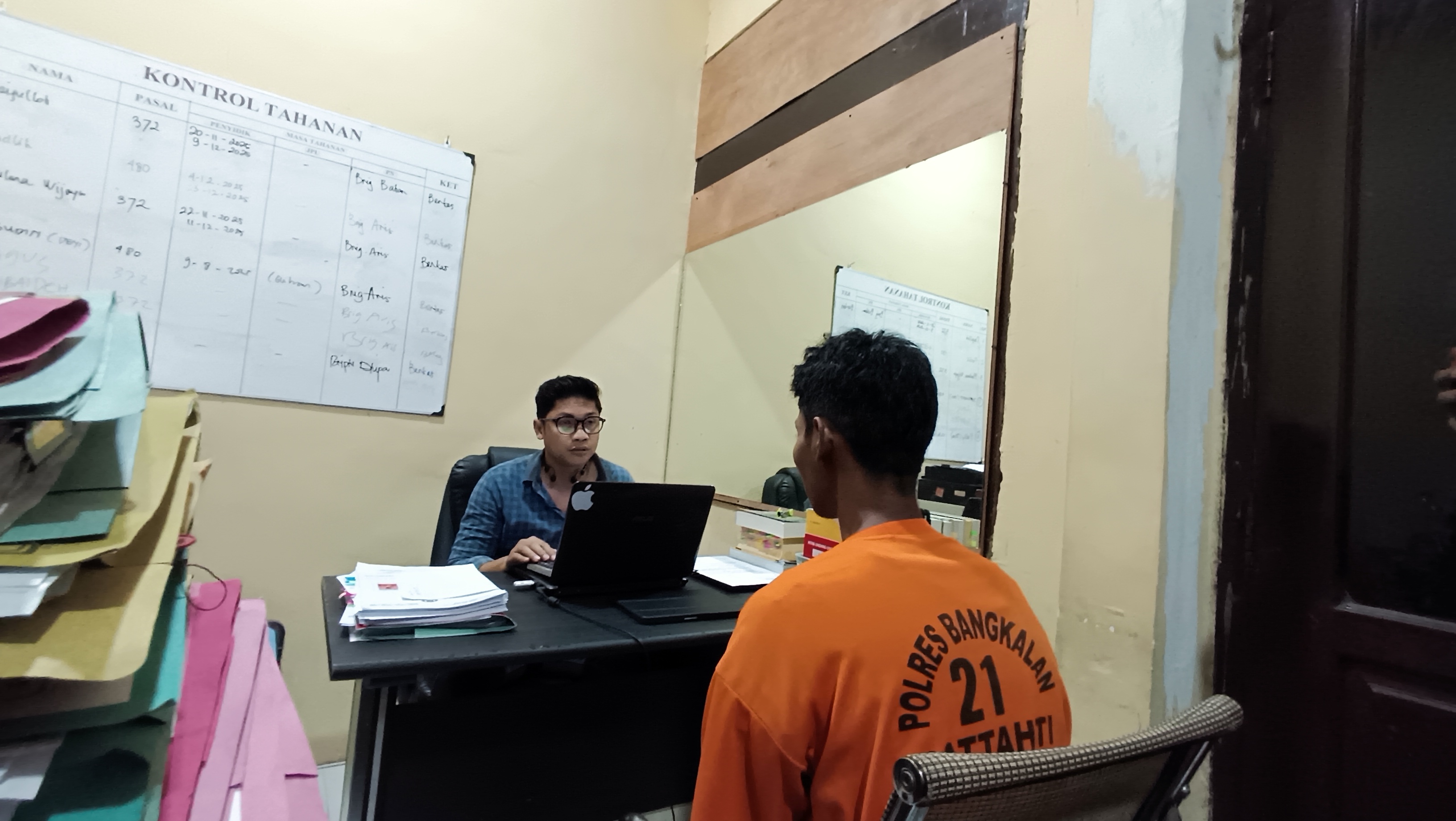 TAK BERKUTIK: Tersangka pencurian kendaraan bermotor Zainal Fata diperiksa penyidik Satreskrim Polres Bangkalan kemarin.