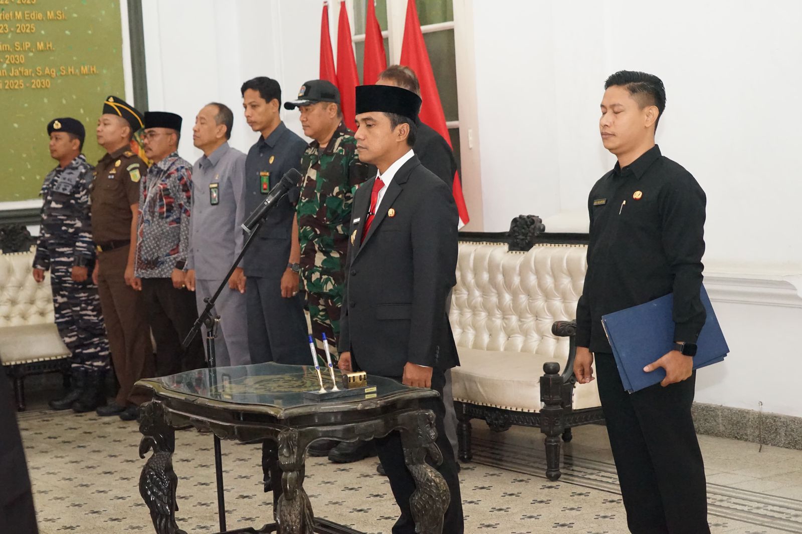 VISIONER: Bupati Bangkalan Lukman Hakim memimpin prosesi pengambilan sumpah dan janji JPTP di Pendopo Agung, Rabu (20/8).