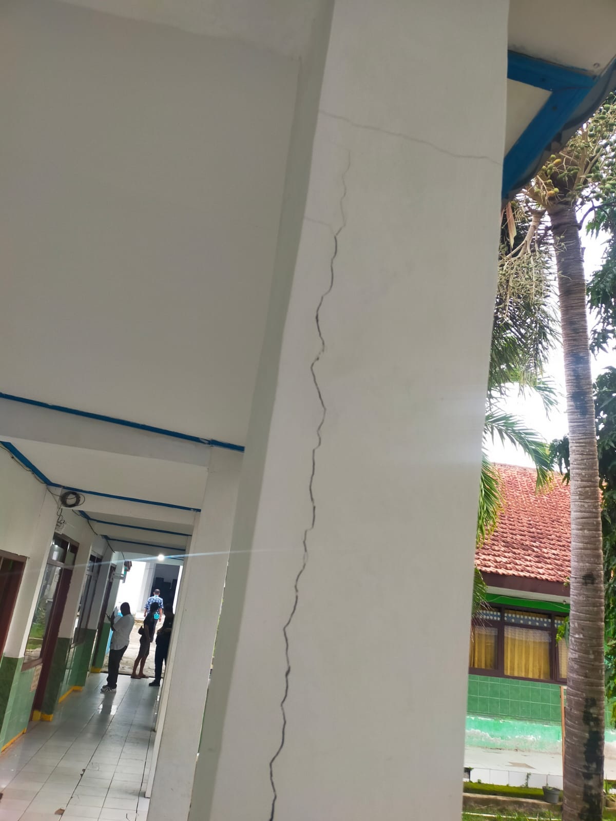 JANGGAL: Tiang proyek konstruksi SMPN 2 Ketapang retak saat dicek di lokasi oleh tim dari Kejari Sampang beberapa waktu lalu.&nbsp;