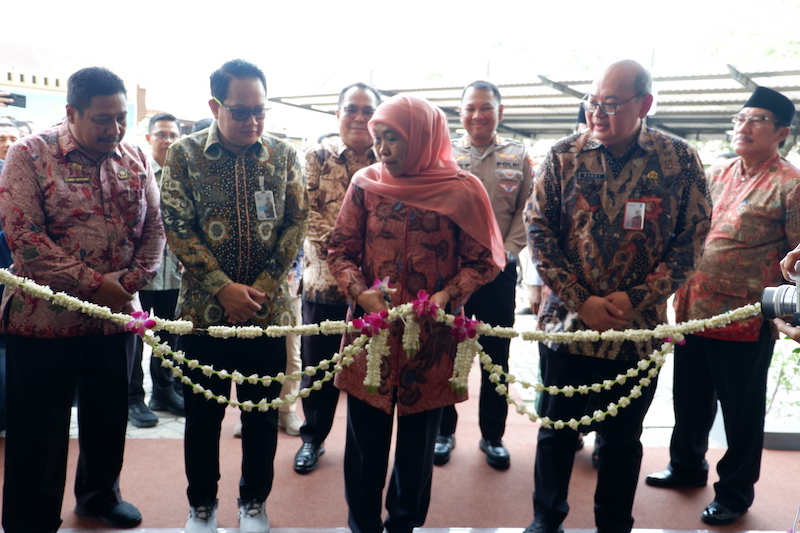 LAUNCHING: Gubernur Jatim Khofifah Indar Parawansa meresmikan kantor Samsat Bangkalan Kamis (11/12).&nbsp;