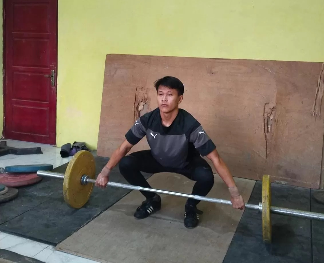 FOKUS: Atlet PABSI Sumenep sedang menjalani latihan rutin di GOR A. Yani, Desa Pabian, Kecamatan Kota, Senin (28/7).&nbsp;