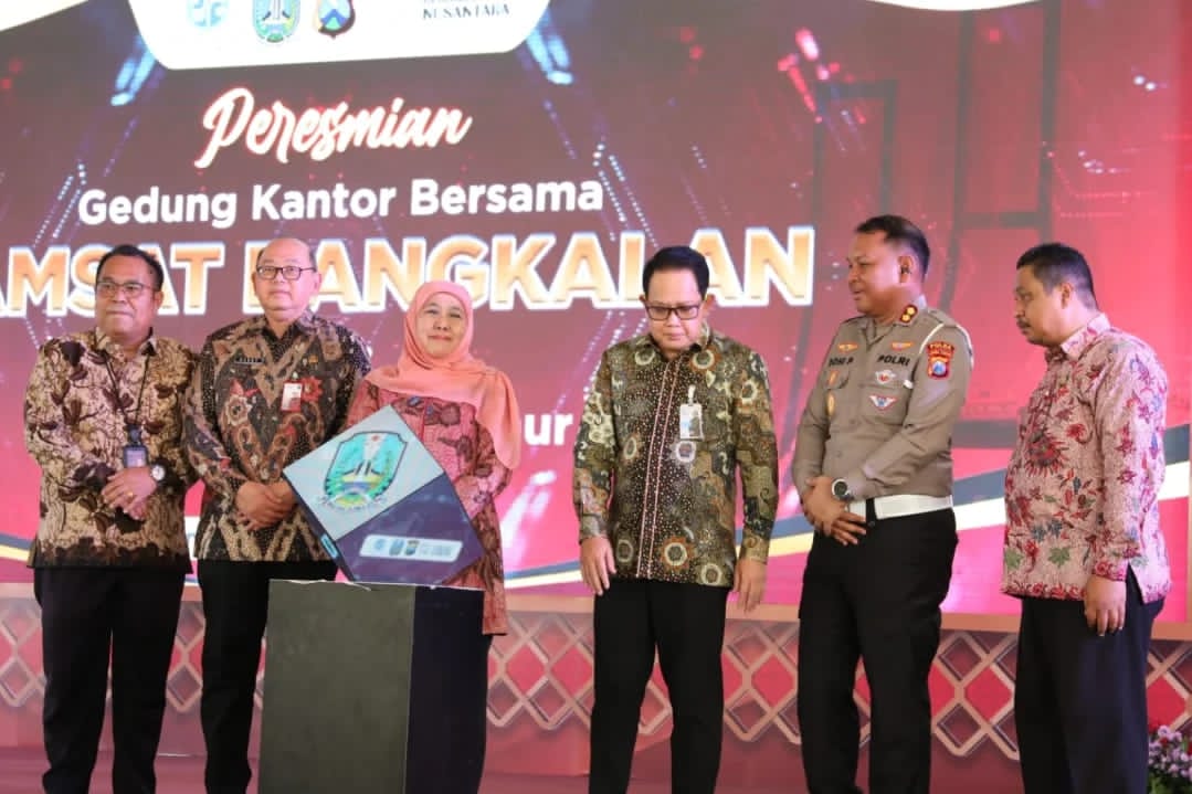Gubernur Jawa Timur Khofifah Indar Parawansa saat meresmikan gedung Samsat Bangkalan.