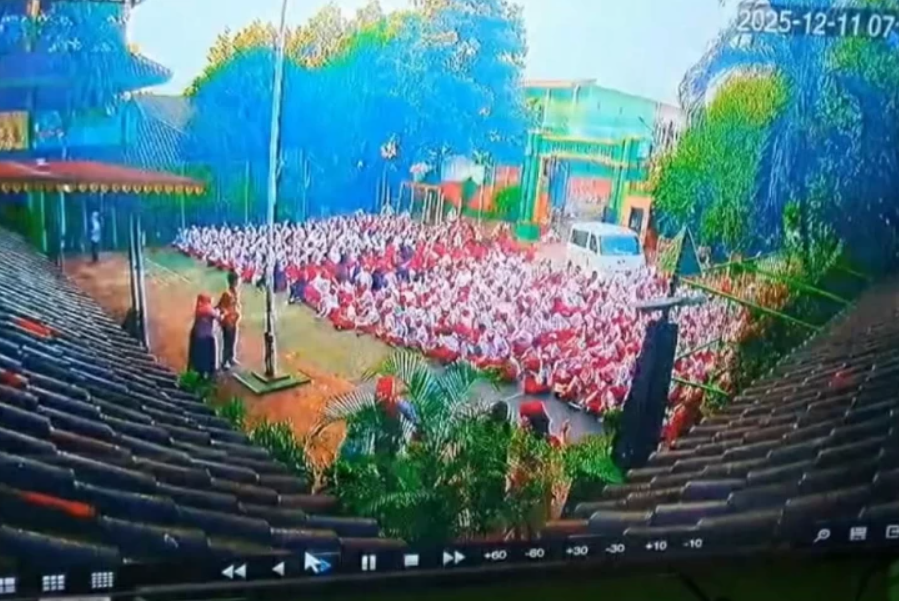 Detik-detik saat mobil MBG menabrak kerumunan siswa SDN 01 Kalibaru 01 Pagi, Kalibaru, Jakarta Utara, pada Kamis (11/12/2025). Foto/Ist