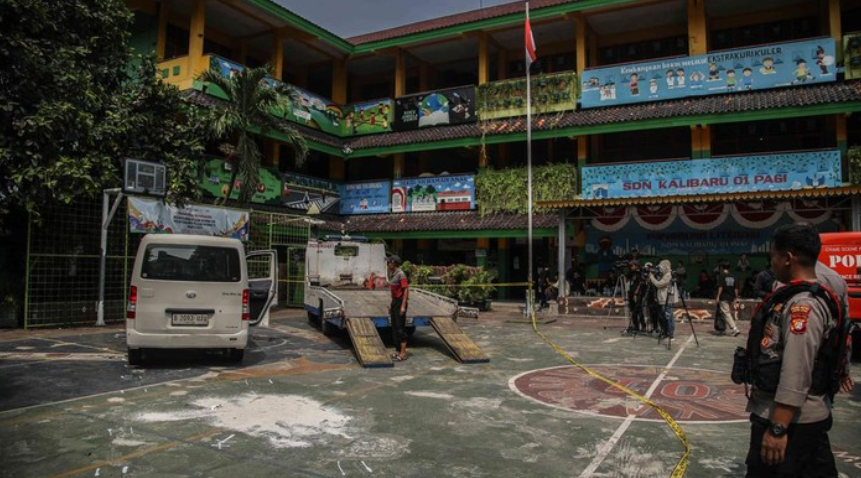 Polisi Olah TKP Mobil Tabrak Siswa di SDN Kalibaru 01 Pagi. (Foto: Pradita Utama)