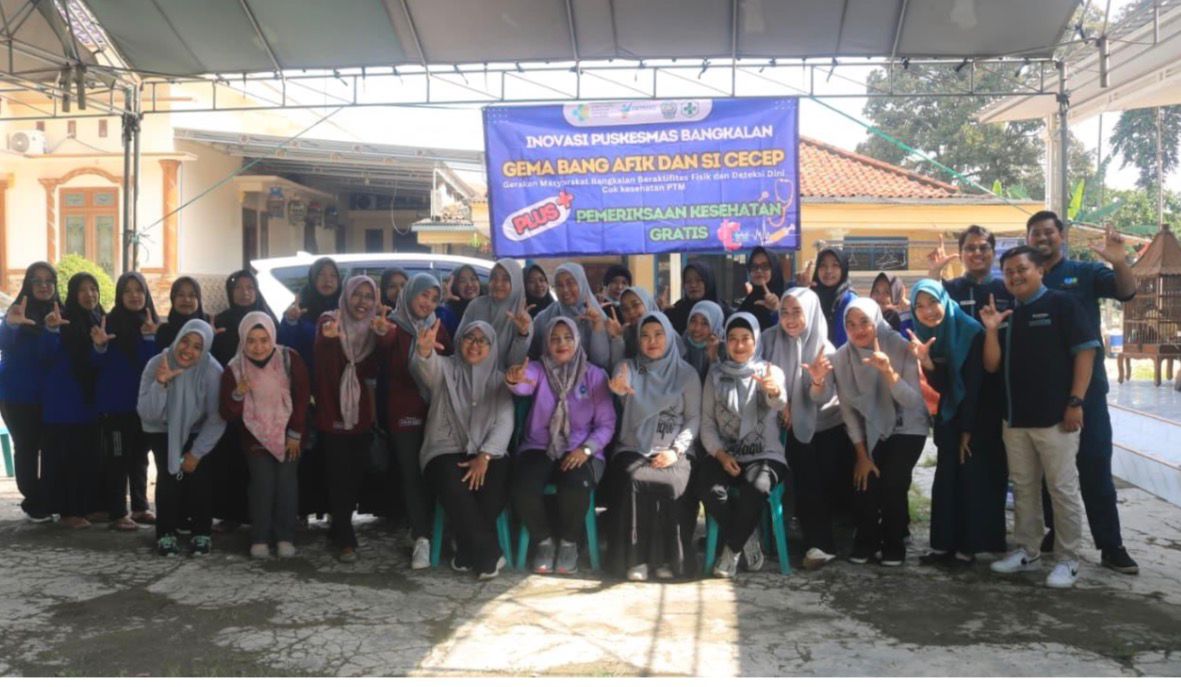 seluruh pegawai UPT Puskesmas Bangkalan tampak kompak usai menggelar layanan kesehatan kepada masyarakat