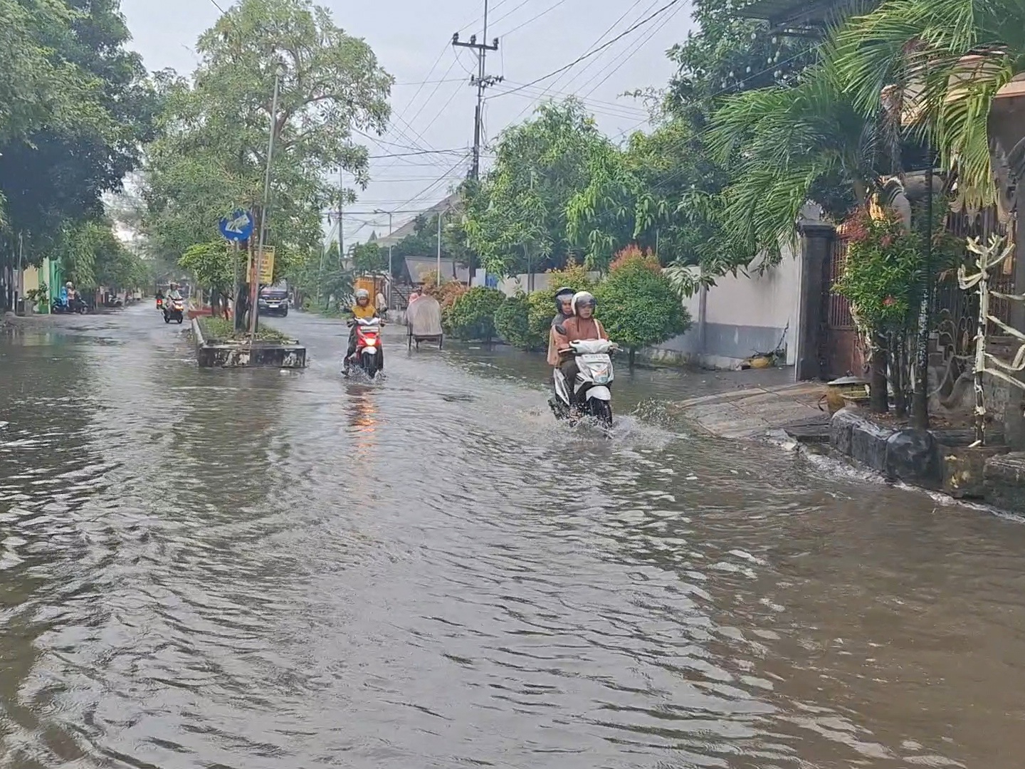 TERGENANG: Pengendara menerobos genangan air di Jalan Sultan Abdurrahman, Desa Kolor, Kecamatan Kota Sumenep, Kamis (20/11).&nbsp;