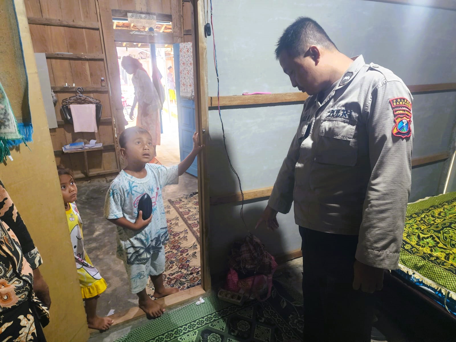 TEWAS: Korban NN diduga meninggal karena tersengat arus listrik saat mengecas HP, Kamis (11/12) di rumahnya.&nbsp;