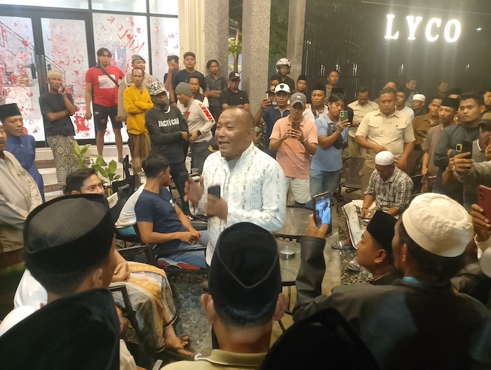DIGERUDUK: Massa memadati halaman Lyco Cafe di Kelurahan Polagan, Kecamatan Kota Sampang, Kamis (11/12) malam.&nbsp;