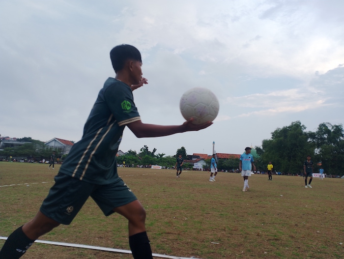 BERKOMPETISI: Pemain Putra Pahlawan melempar bola saat menghadapi tim Persek Ketapang di lapangan sepak bola SSC, Kamis (11/12).