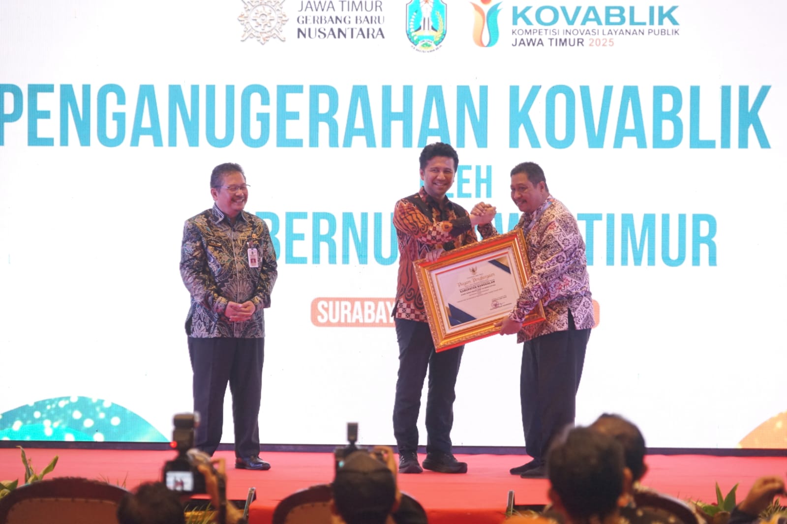 Sekda Bangkalan Ismed Effendi saat menerima penghargaan Kovablik dari Gubernur Jawa Timur.