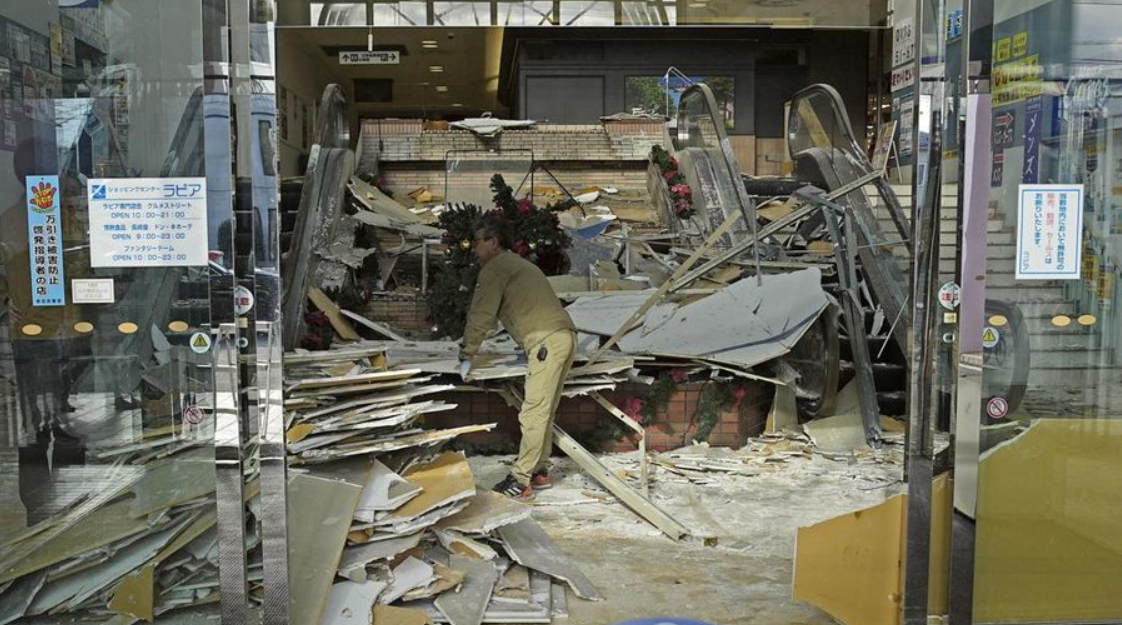 Seorang pekerja membersihkan area dalam sebuah pusat perbelanjaan yang runtuh di Hachinohe, Prefektur Aomori, Selasa, usai gempa kuat malam sebelumnya. (Mandatory credit Kyodo/via REUTERS)