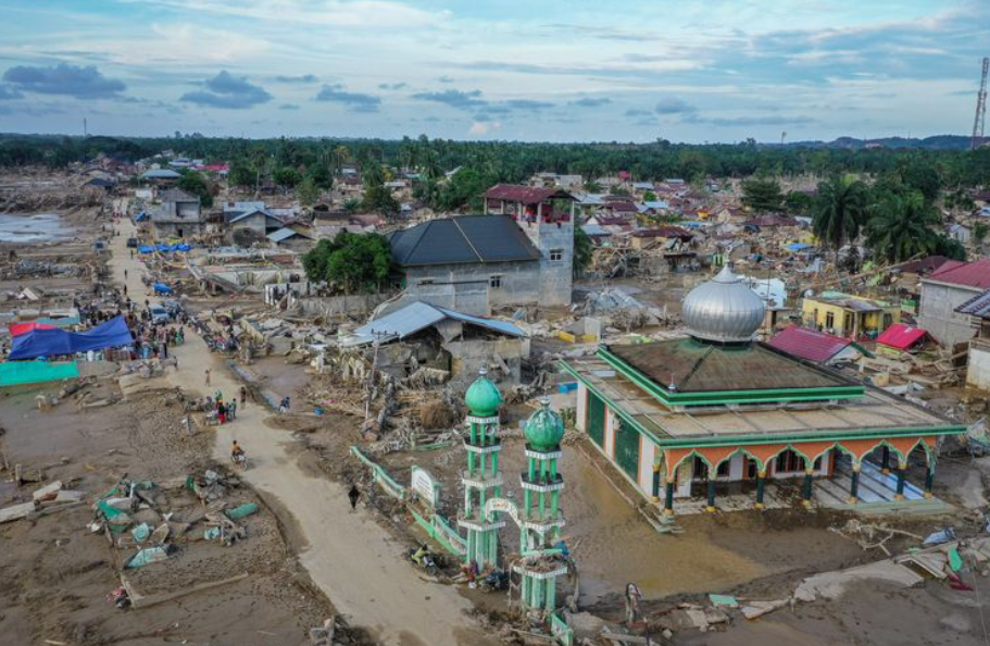 Suasana pusat Kota Kuala Simpang yang luluh lantak akibat banjir bandang di Aceh Tamiang, Aceh, Sabtu (6/12/2025) Aceh Masuk 10 Provinsi Termiskin di Indonesia dengan Penghasil Tambang Besar(ANTARA)