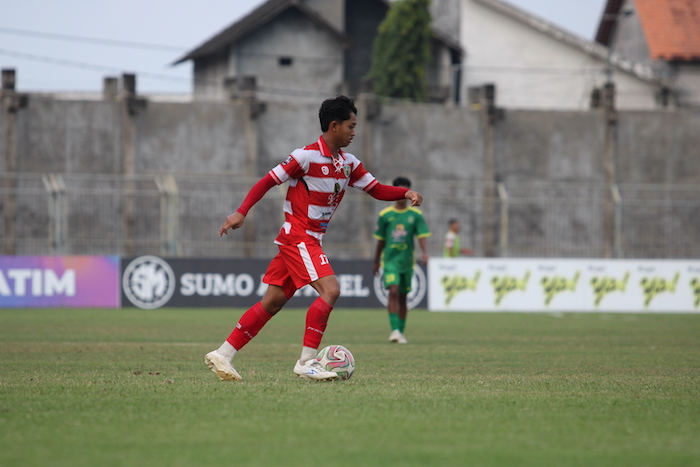 KERAS: Pemain Perseba Bangkalan (jersei loreng) berusaha merebut bola dari kaki pemain Persegres saat bertanding di SGB, Kamis (11/12).&nbsp;
