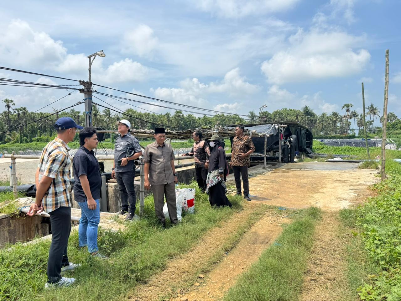 TURUN LANGSUNG: Komisi III DPRD Sumenep melakukan sidak di salah satu tambak udang di Kecamatan Dasuk, Kamis (11/12).&nbsp;