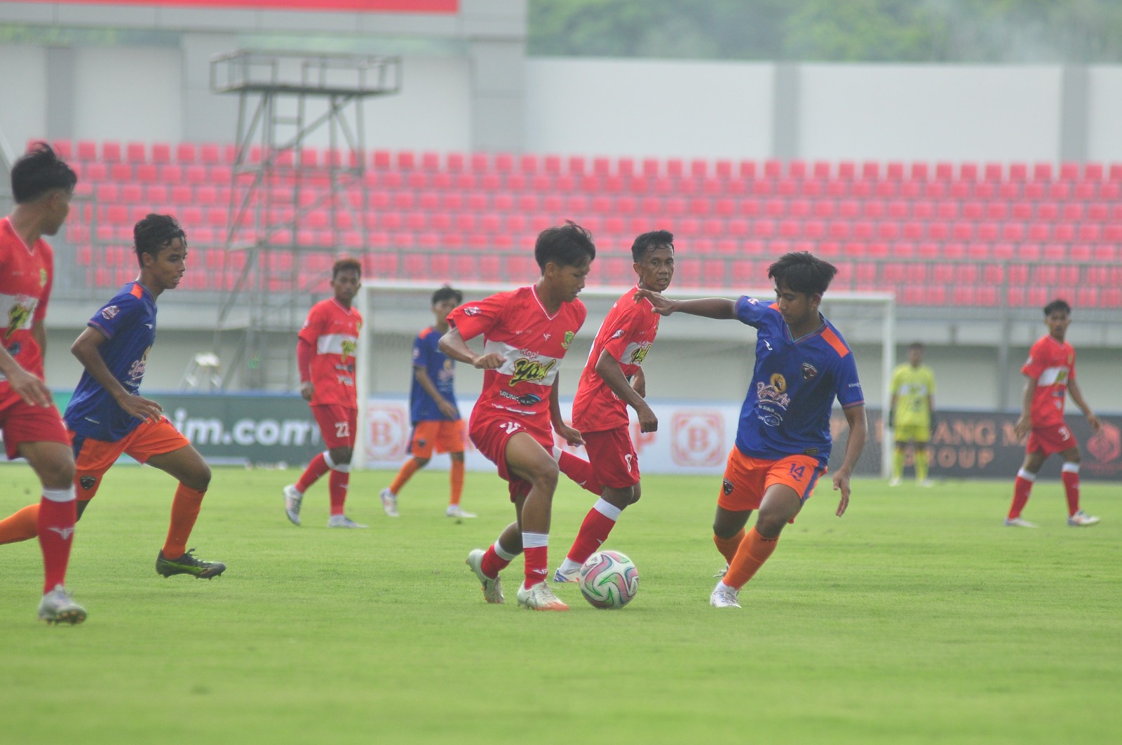 SENGIT: Tim Perssu Madura City (jersei merah) bertanding melawan Banteng Jatim FC di grup J Liga 4 Gubernur Jatim di Stadion Gelora Madura Ratu Pamelingan Pamekasan, Kamis (11/12).&nbsp;