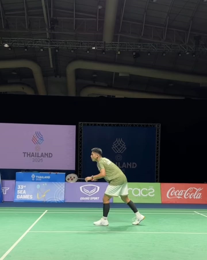 GARUDA MUDA: Moh. Zaki Ubaidillah saat bertanding pada babak final kejuaraan SEA Games 2025 di Thailand melawan atlet Malaysia Justin Hoh Teh, Rabu (10/12) malam.