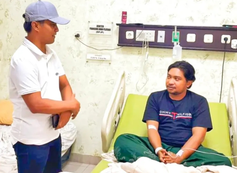 Bupati Bangkalan Lukman Hakim menjenguk Briptu Khoirul Mufid korban Sabetan senjata tajam pelaku curwan di Bangkalan.
