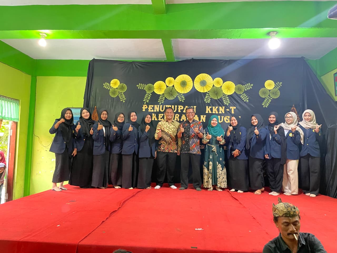 Penutupan KKN-T Universitas Trunojoyo Madura diisi dengan pentas seni yang meriah.