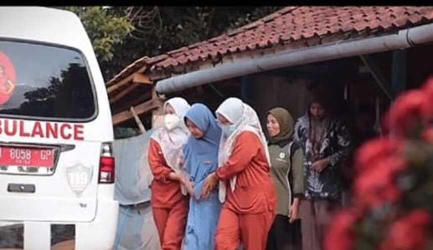 Petugas Puskesmas Geger saat menjemput ibu hamil untuk dibawa ke Puskesmas