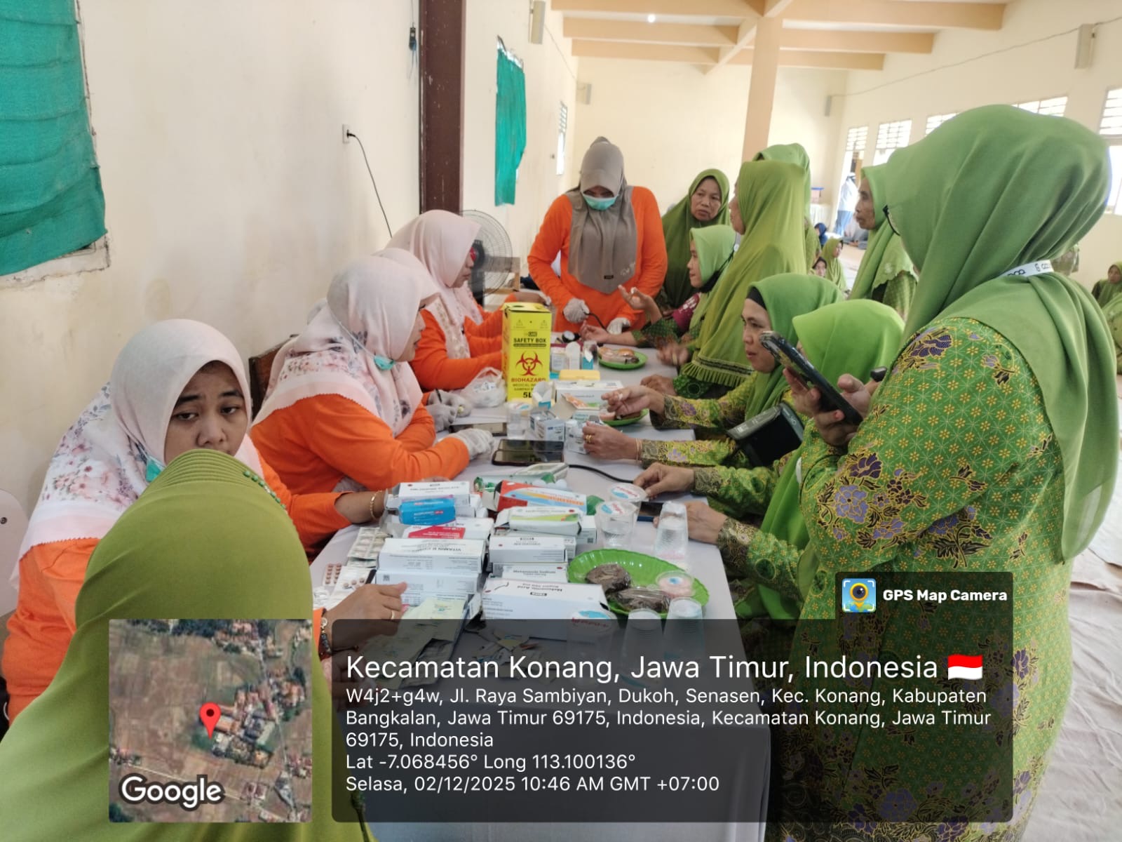 Petugas UPT Puskesmas Konang berdama muslimat dan PAC fatayat NU saat menggelar pengobatan gratis di wilayah kecamatan Konang