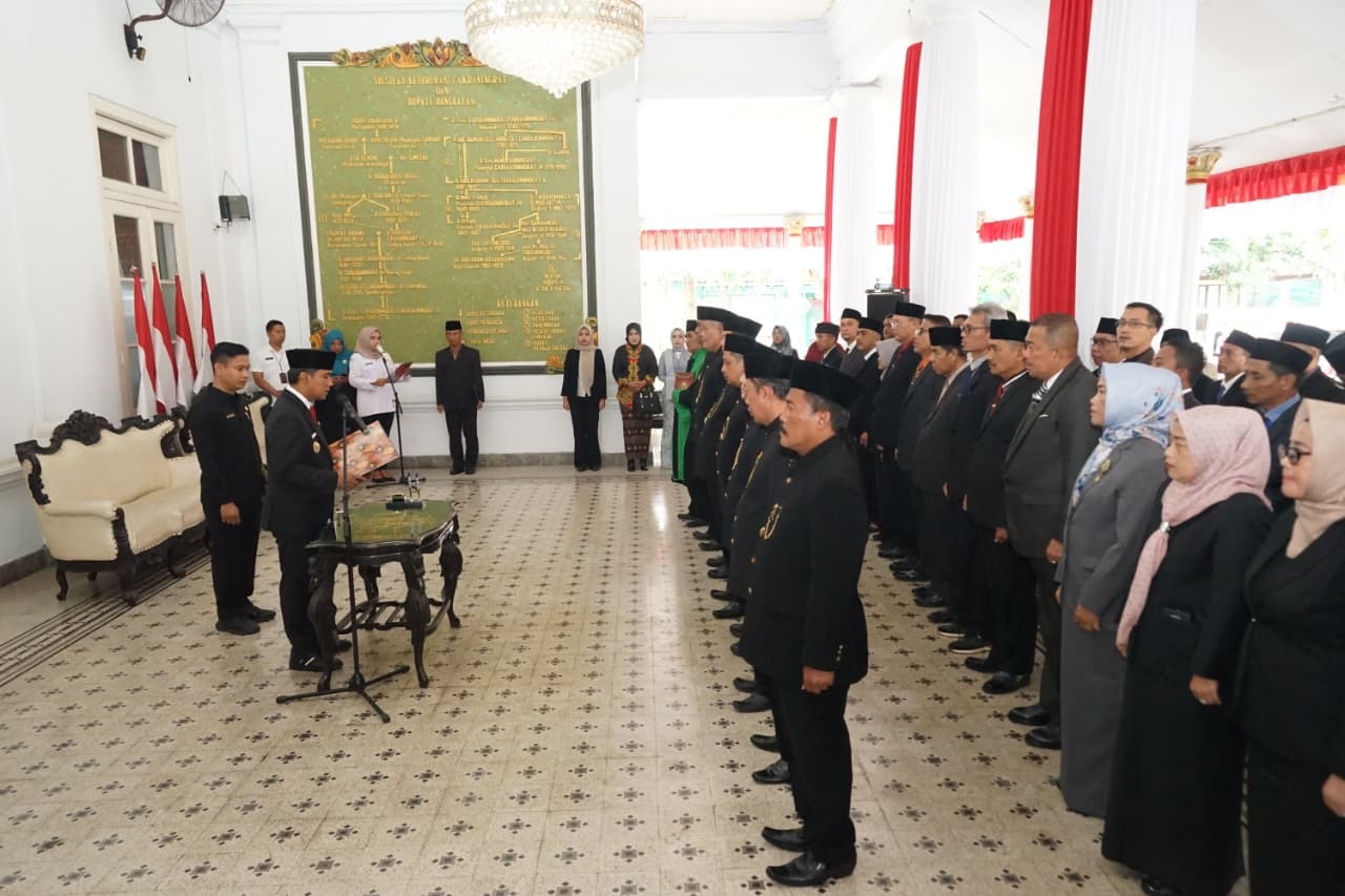 SAKRAL: Bupati Bangkalan Lukman Hakim melantik pejabat eselon II di Pendopo Agung, Rabu (20/8).