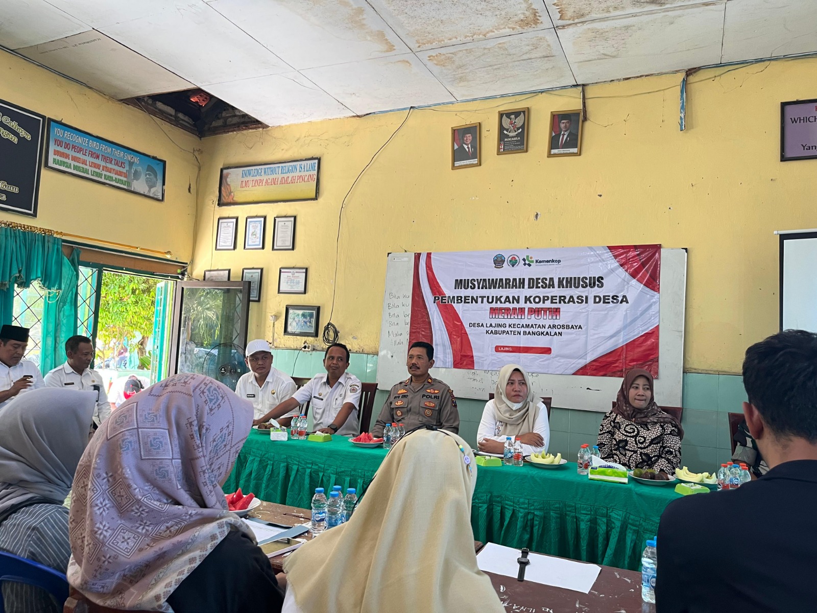 BARU DIBENTUK: Perwakilan Diskop Umdag Bangkalan saat menghadiri acara pembentukan KMP di Desa Lajing, Kecamatan Arosbaya, Rabu (23/7).