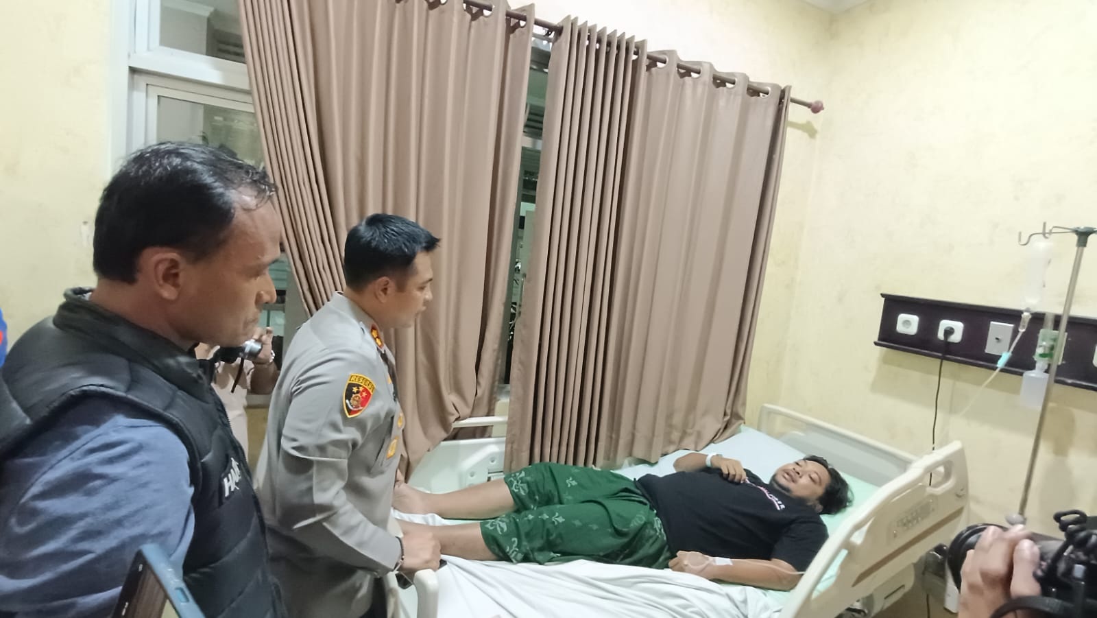 KORBAN PEMBACOKAN: Kapolres Bangkalan AKBP Hendro Sukmono saat menjenguk Aipda Hairul Mufid, korban penganiayaan pelaku curwan di RSUD Syamrabu Bangkalan, Sabtu (13/12).&nbsp;