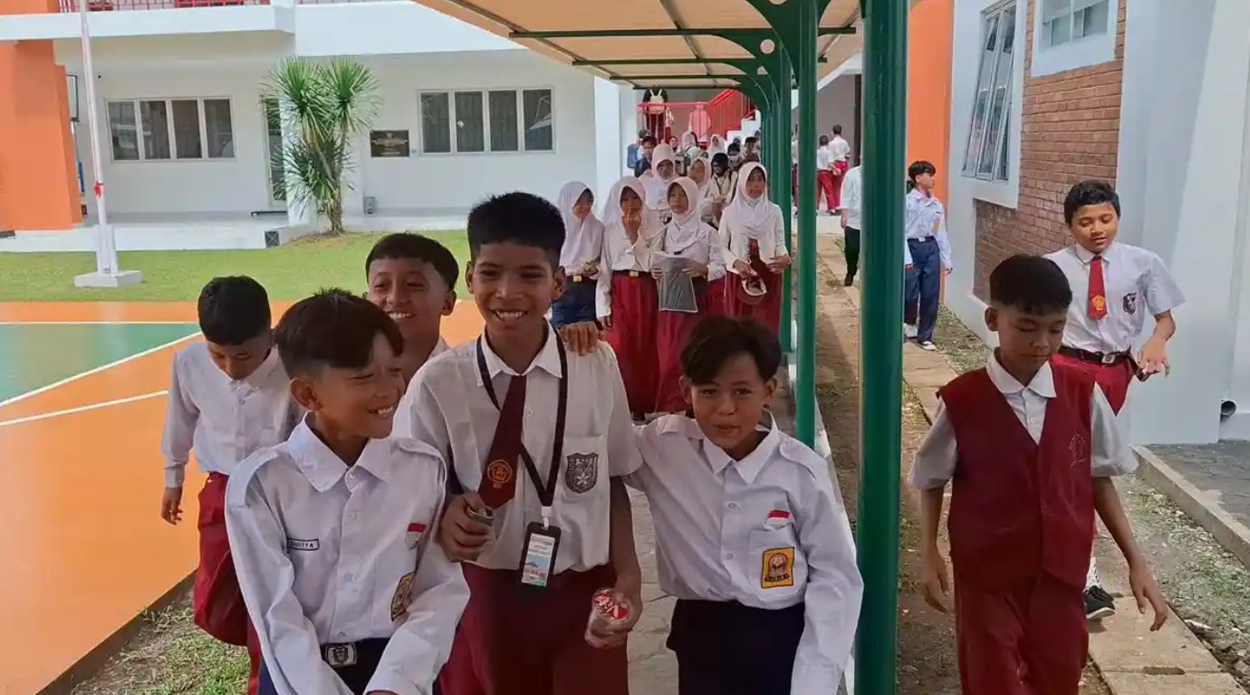 Siswa Sekolah di Sentra Handayani, Jakarta Timur pada Senin (14/7/2025). Berikut penjelasan mengenai waktu liburan akhir tahun anak sekolah 2025. (Tribunnews.com/Fahdi Fahlevi)