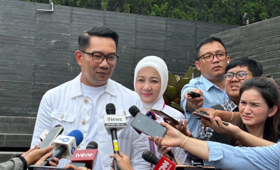Arsip- Mantan Gubernur Jawa Barat Ridwan Kamil bersama Atalia Praratya saat memberikan keterangan di Kota Bandung, Jawa Barat. ANTARA/Rubby Jovan.