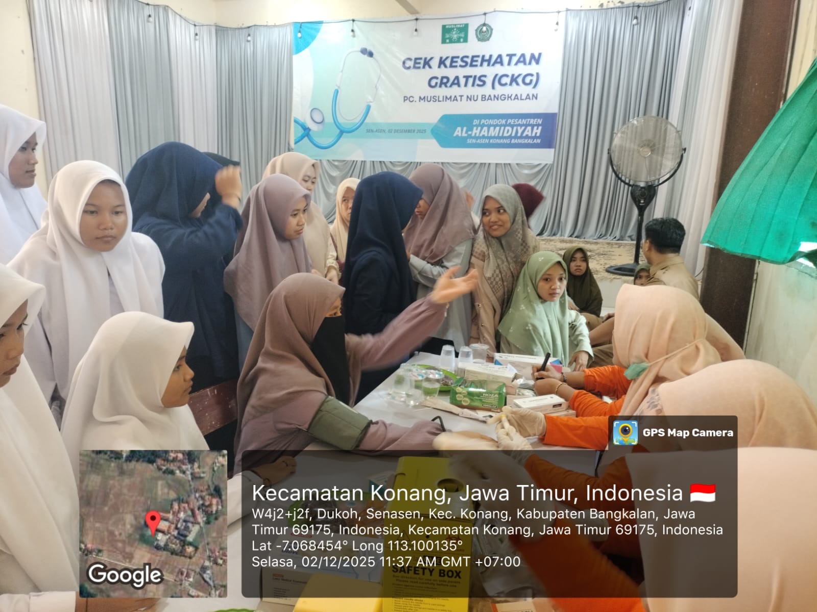 Puluhan warga tampak antusias saat mengikuti cek kesehatan gratis yang diselenggarakan oleh puskesmas Konang