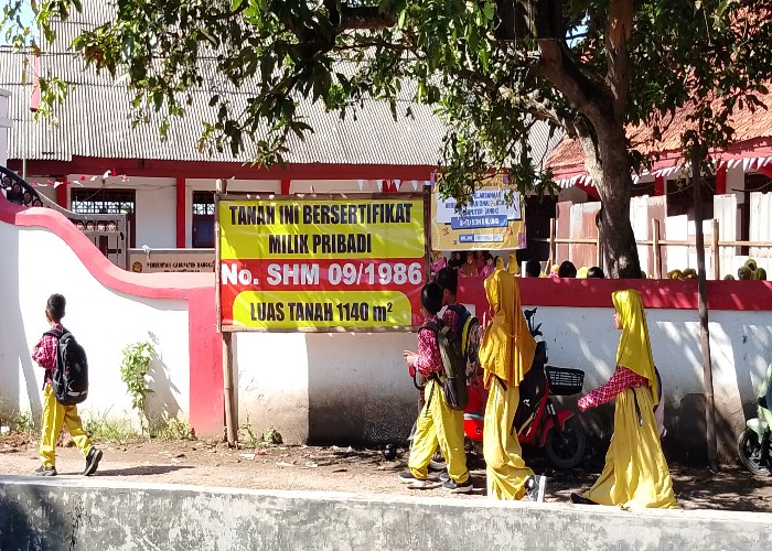 Siswa SDN Balung Arosbaya Bangkalan saat dipulangkan lebih awal imbas disegel oleh yang mengaku sebagai ahli waris pemilik lahan pada Rabu (17/12/2025).