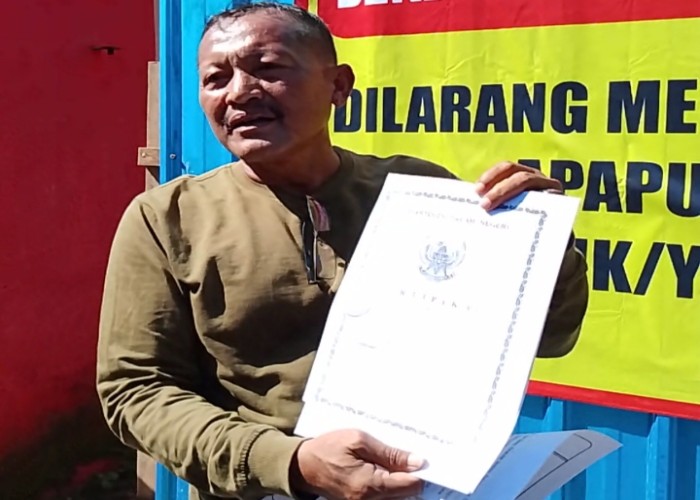 Haji Mansur, Ahli waris Lahan SDN Balung Arosbaya Bangkalan saat menunjukkan bukti sertifikat tanah.