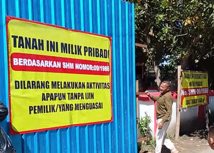 Proses pemasangan plang penyegelan SDN Balung Arosbaya Bangkalan oleh ahli waris.